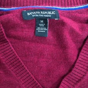 Men’s merino wool v-neck sweater berry perfect condition.